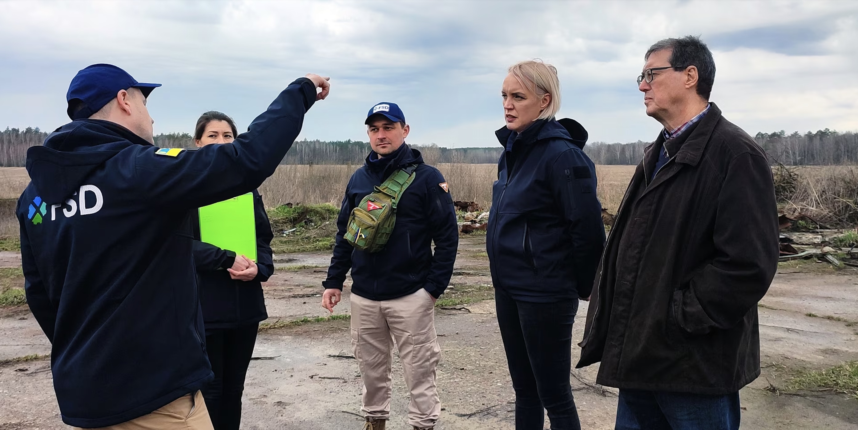 Співробітник FSD пояснює ситуацію в Україні директору Ханс-Йоргe Еберле (праворуч) та його команді